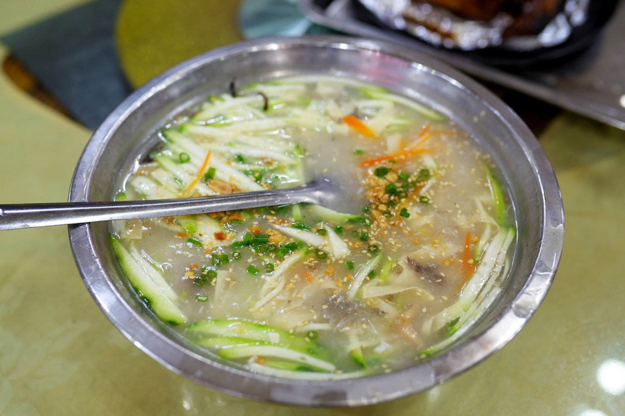  A bowl of Shunde Shredded Fish Soup (Chai Yu Geng) with its various ingredients