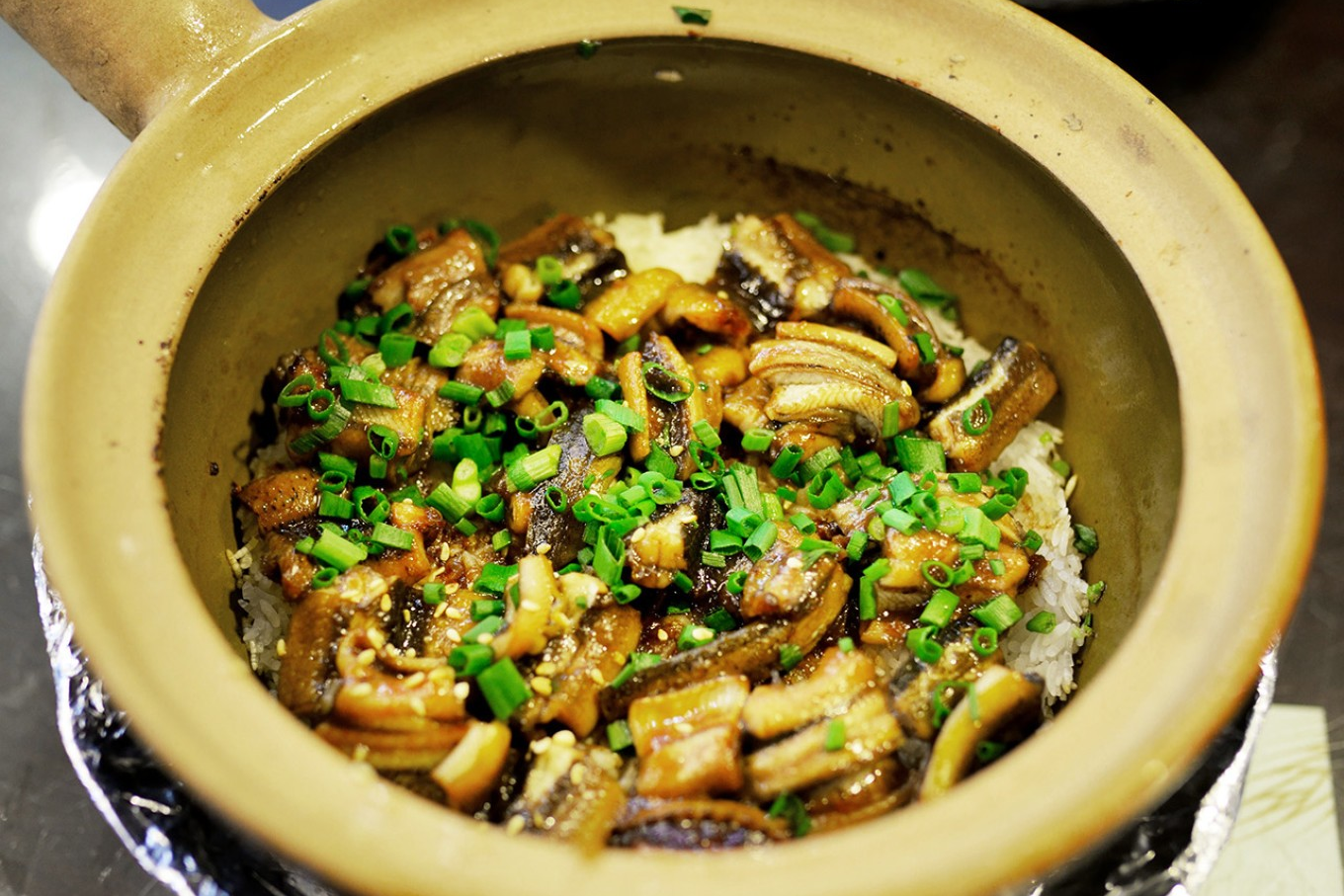  A delicious-looking Eel Clay Pot Rice with generous toppings