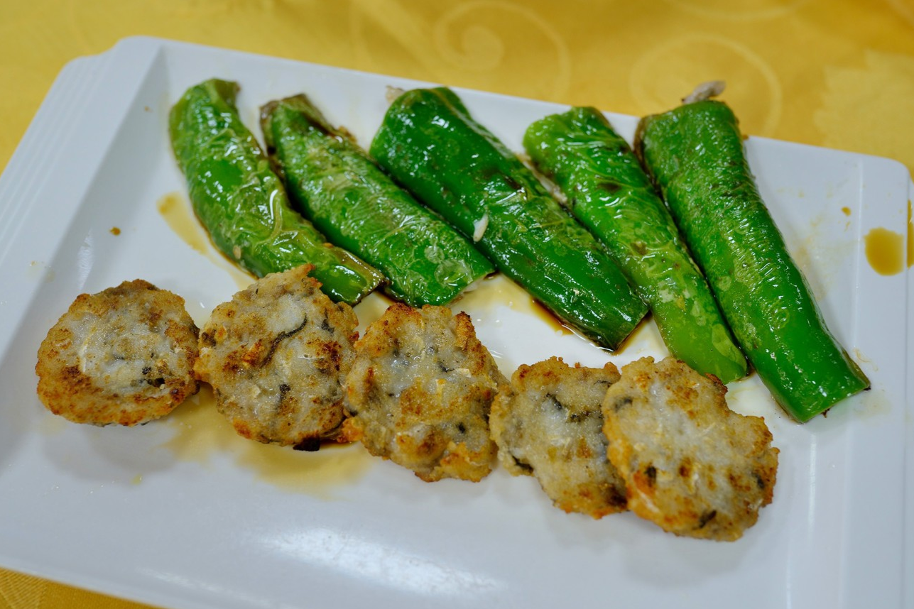  A platter featuring Stuffed Green Peppers and Shunde Fish Cakes