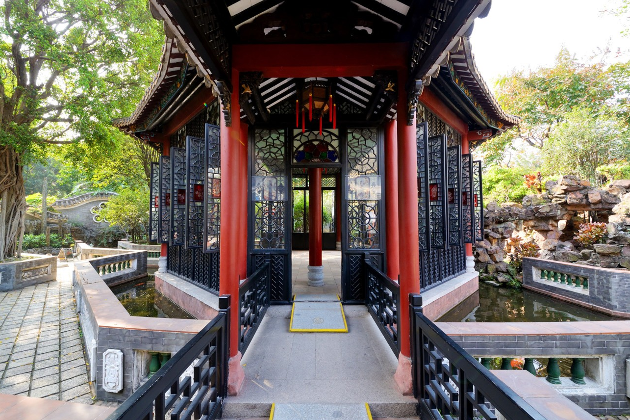  A winding covered corridor lang in Qinghui Garden, connecting different sections