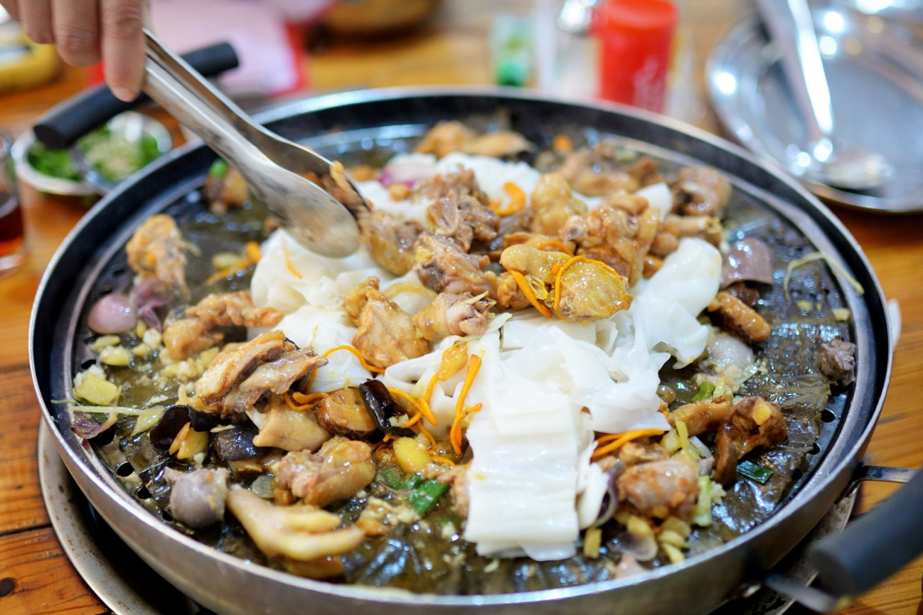  Chencun rice noodles and chicken steaming together on a lotus leaf