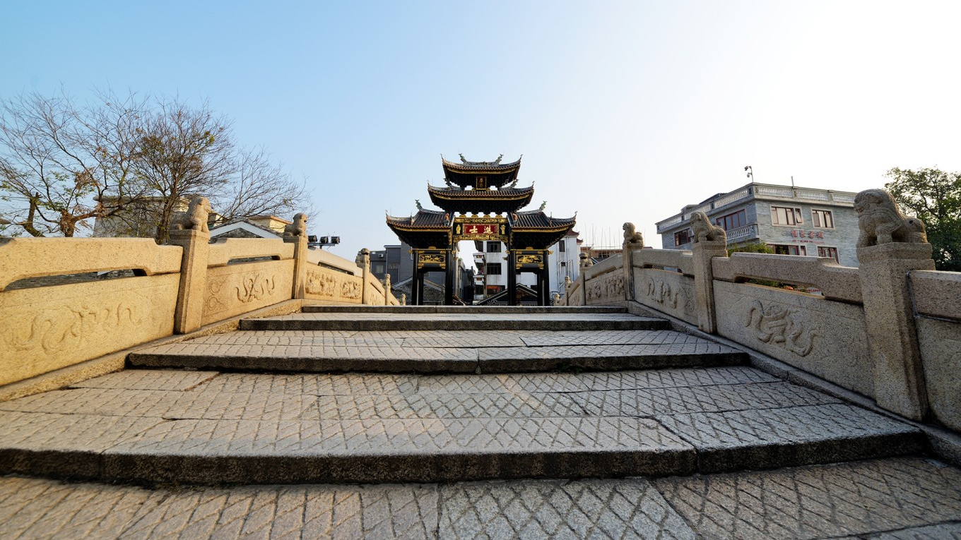  Close-up of one of Fengjian's ancient stone bridges, perhaps Juji Bridge