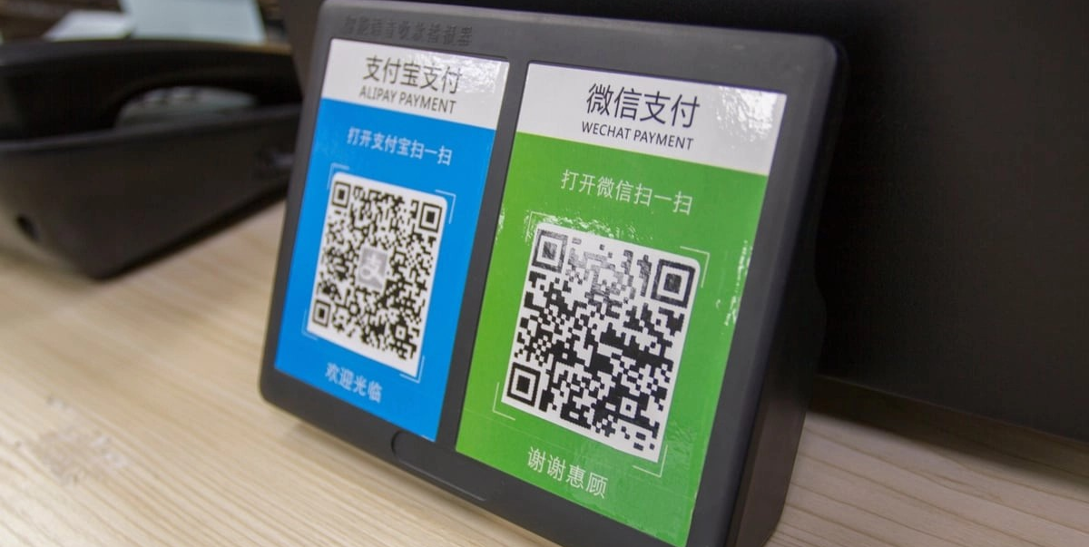 Comparison table showing fees and limits for Alipay vs WeChat Pay