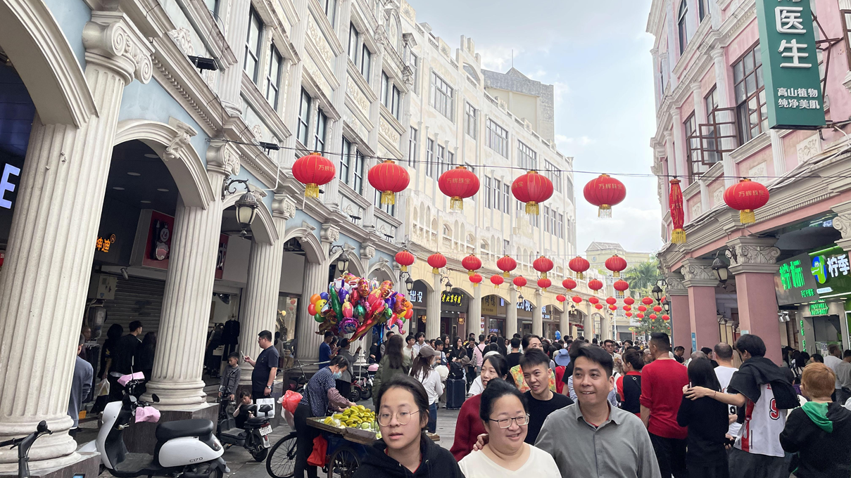  Evening view of Huagai Road Pedestrian Street, bustling with people and illuminated shopfronts