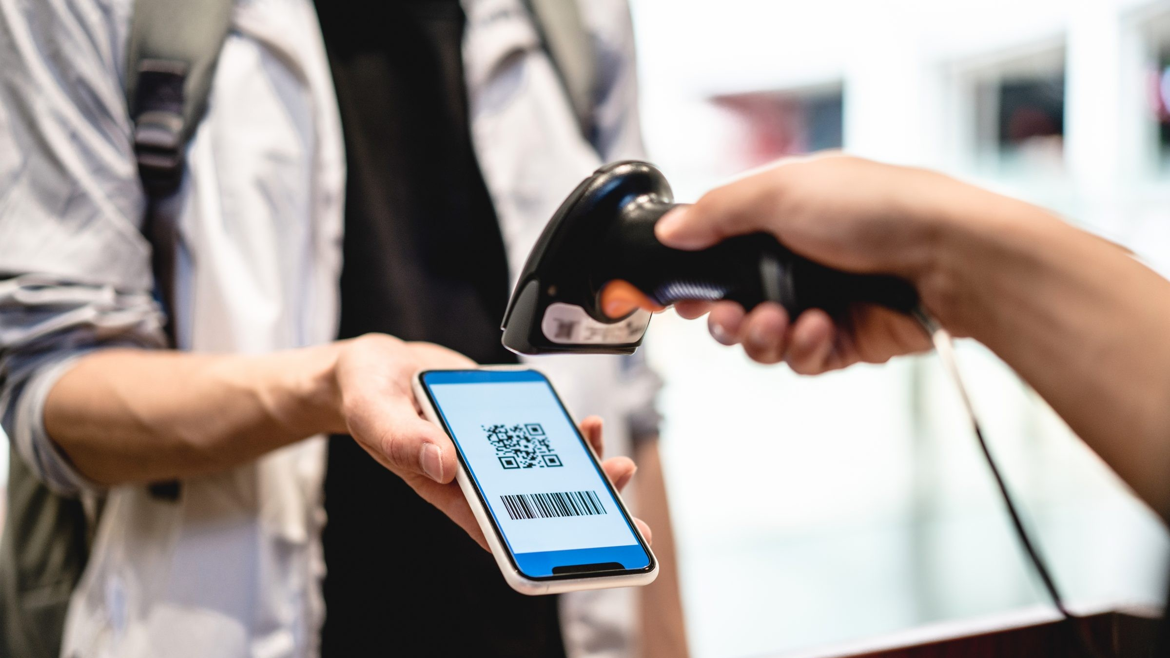 Infographic showing both payment scenarios - merchant scanning user's code vs user scanning merchant's code