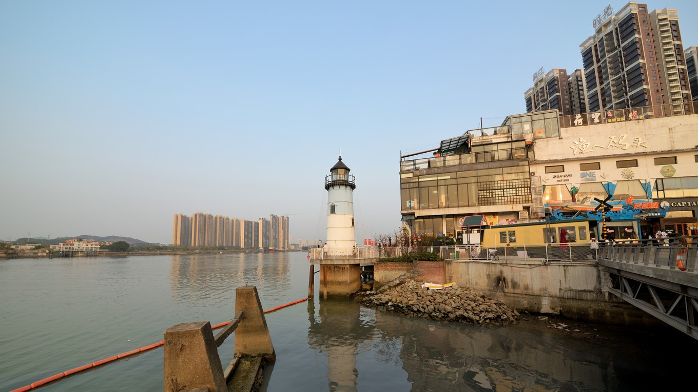  Panoramic view of Shunde Fisherman's Wharf at dusk or sunset, with lights reflecting on the water