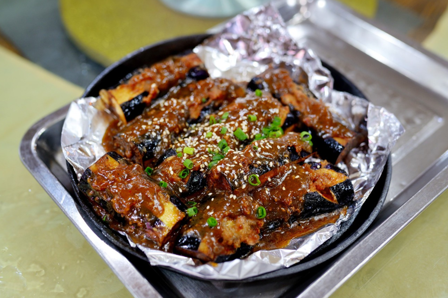  Sizzling Stuffed Eggplant with black pepper sauce on a hot plate