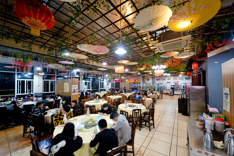  The busy interior of Gen Ge Meishi, showing the dai pai dong atmosphere and local crowd