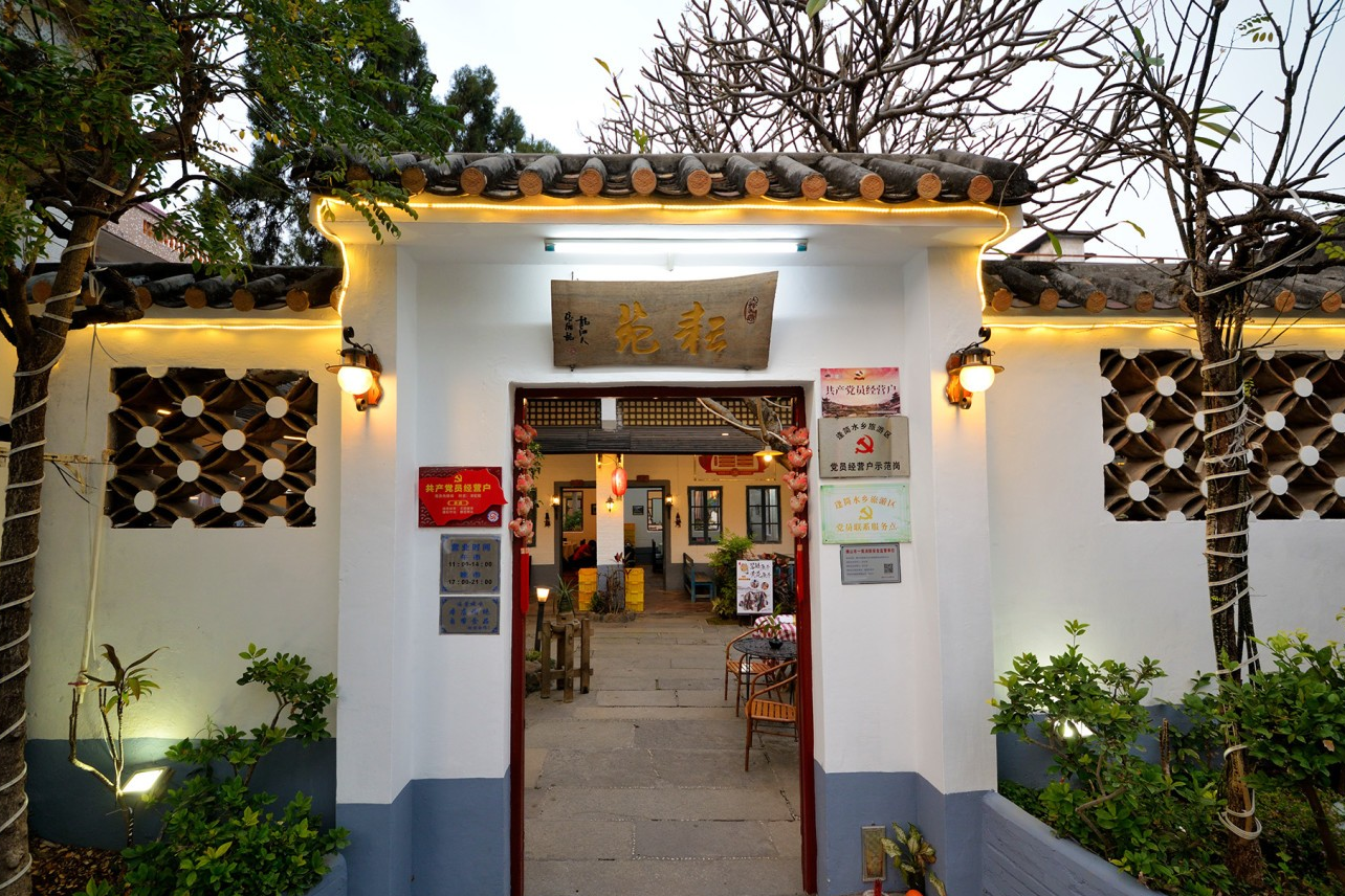  The charming courtyard of Yun Yuan Private Kitchen with plants and a koi pond