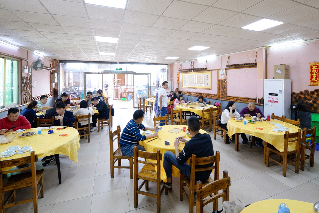  The simple, farmhouse-style interior of Shao'e Zai, bustling with local diners