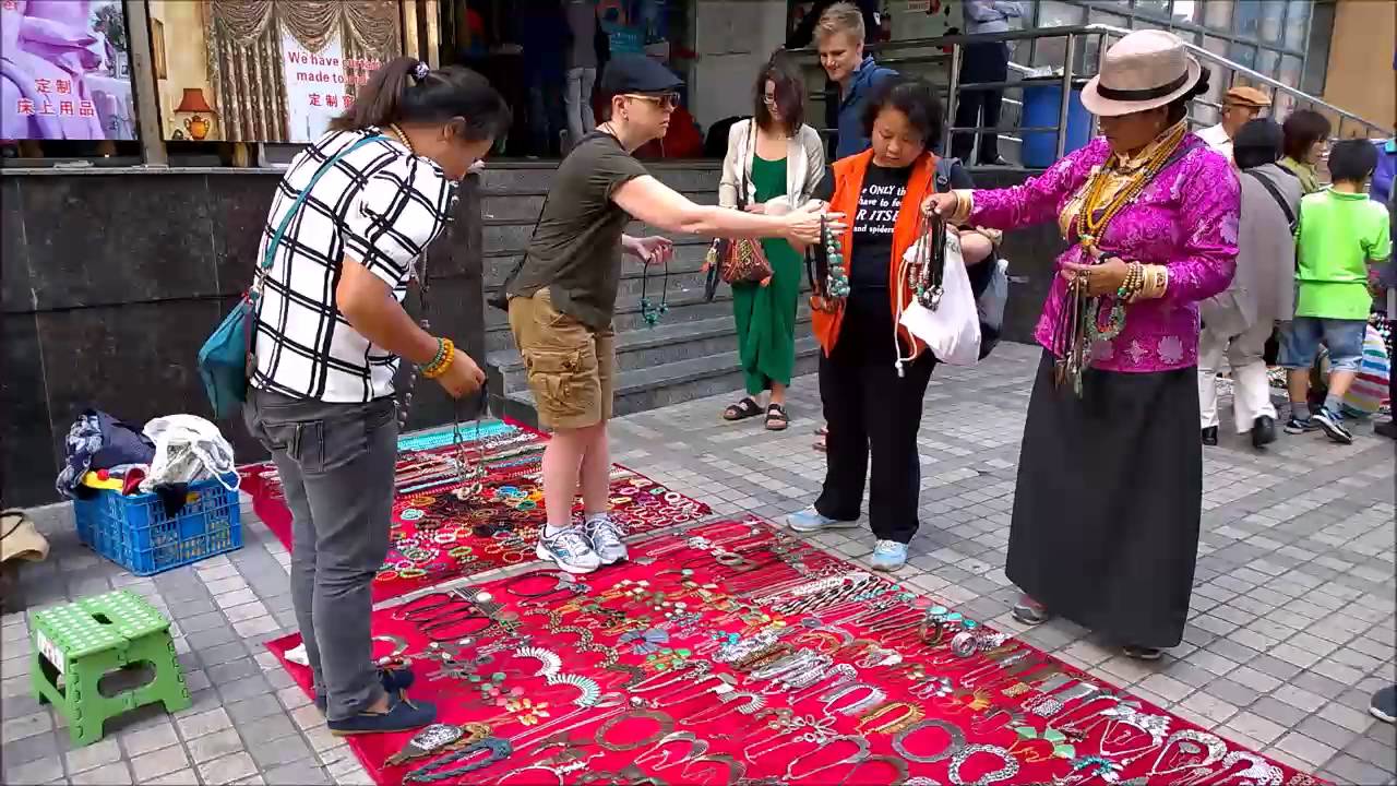 Tourist bargaining at a market in Shanghai