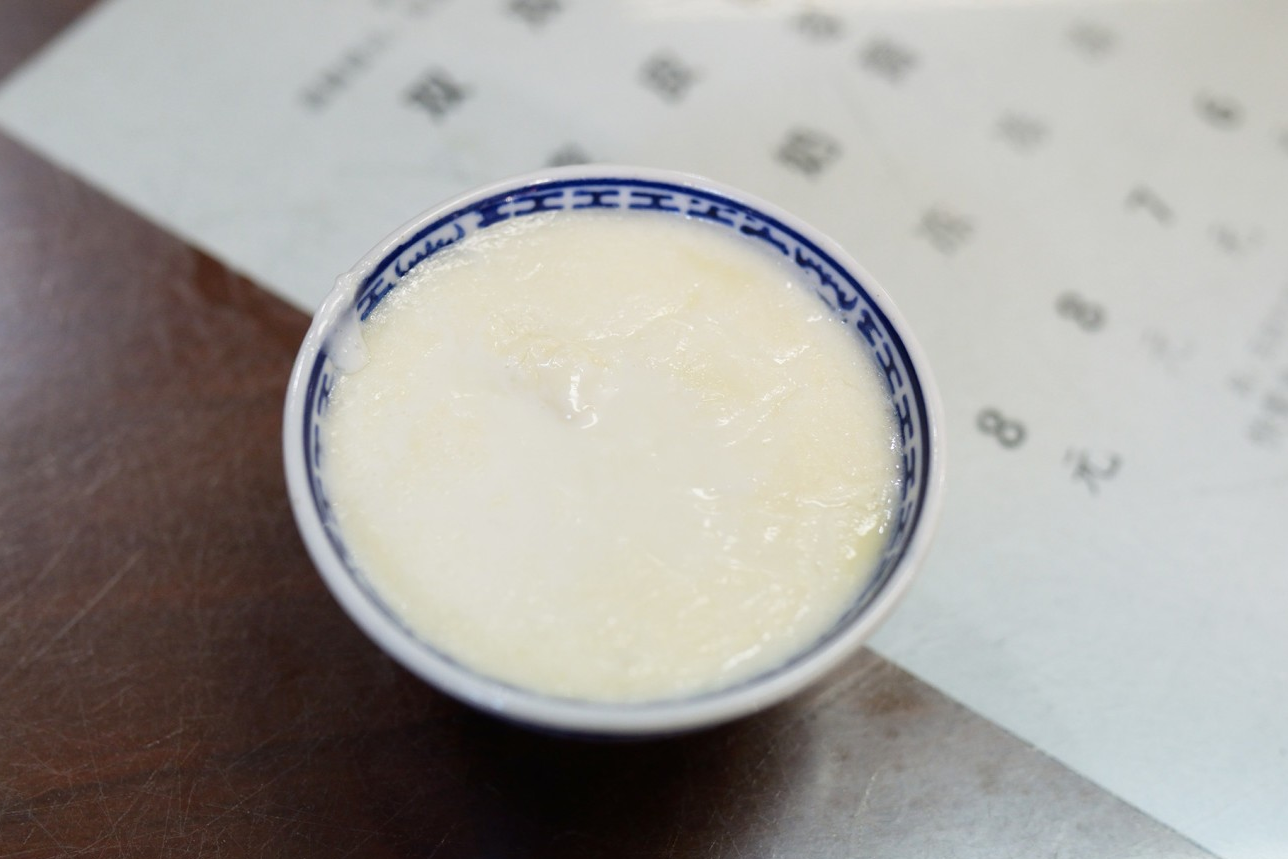  A close-up of a bowl of the hot double-skin milk pudding
