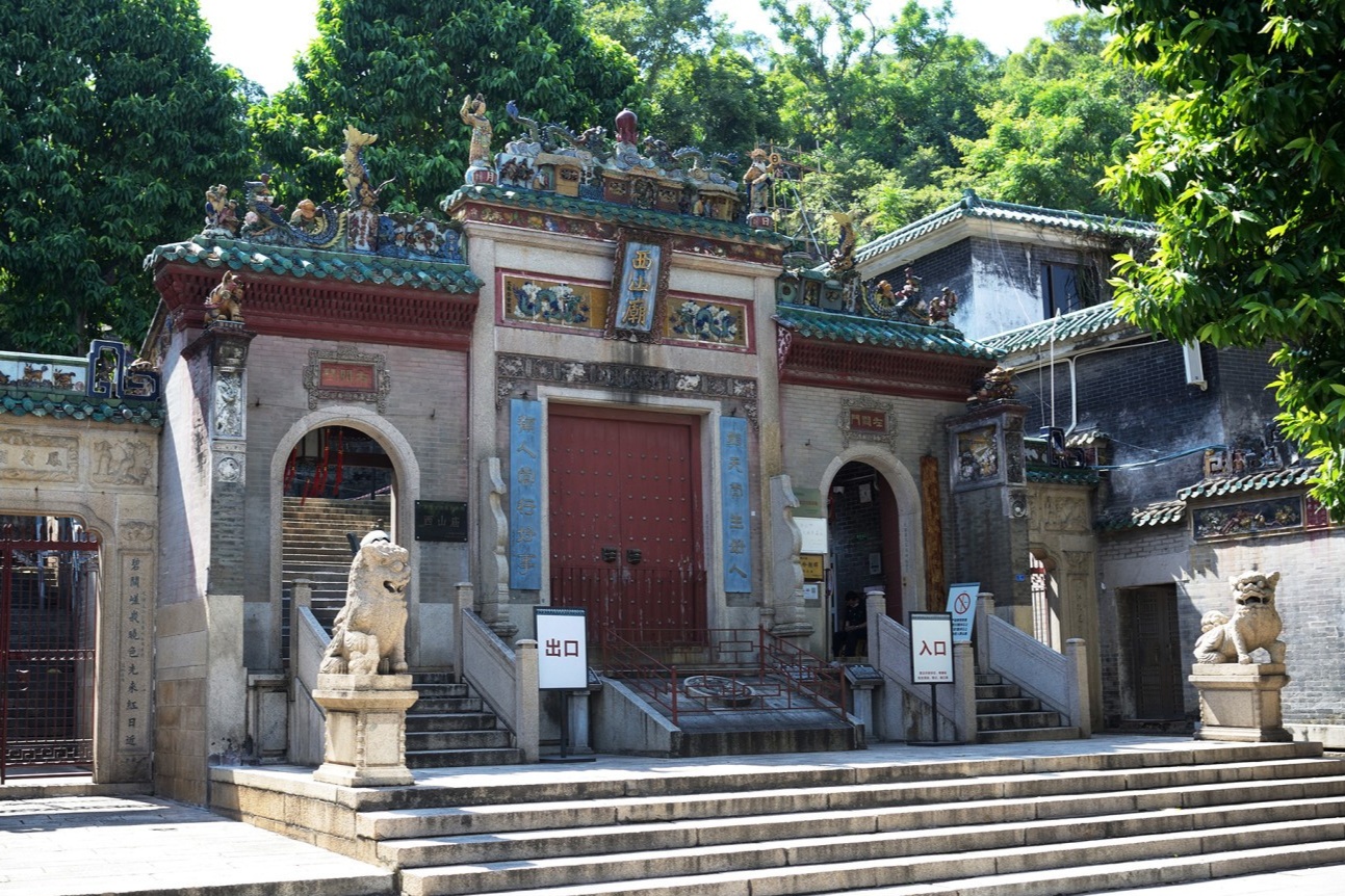  A striking frontal view of Xishan Temple's entrance gate
