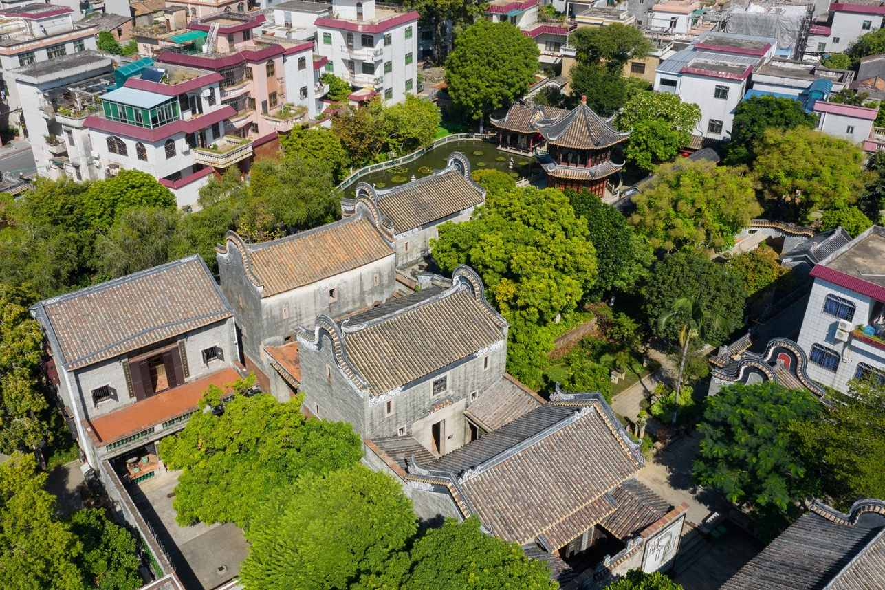  A stunning view of the Bijiang Golden House's main facade