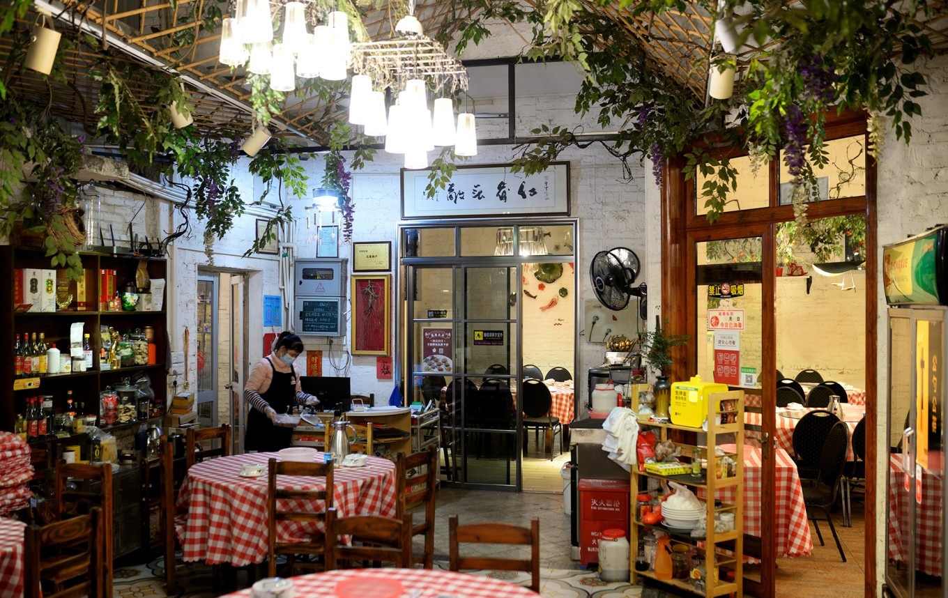  The warm, inviting interior of Longqiao Private Kitchen, showing its cozy lighting, wooden furniture, and tasteful decorations that create a private, homely feel.