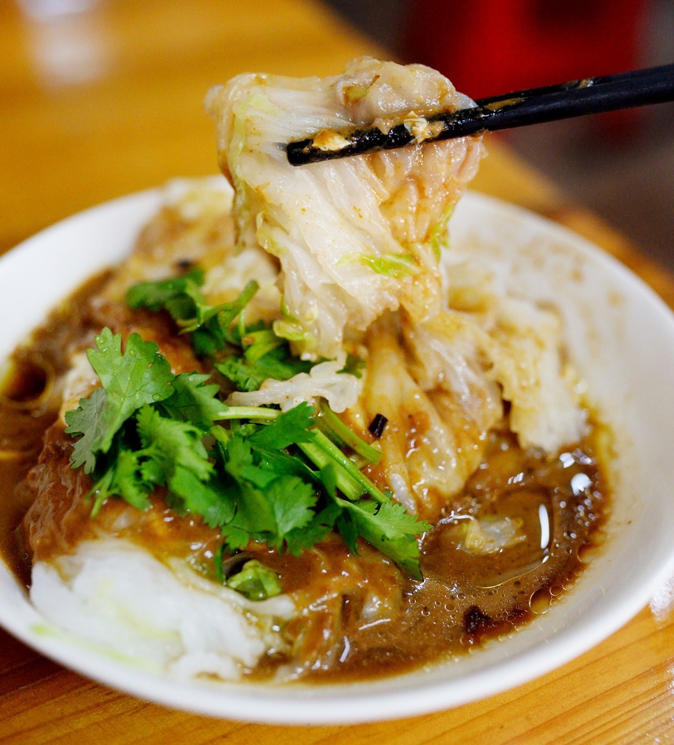  A close-up shot of the finished rice roll on a plate