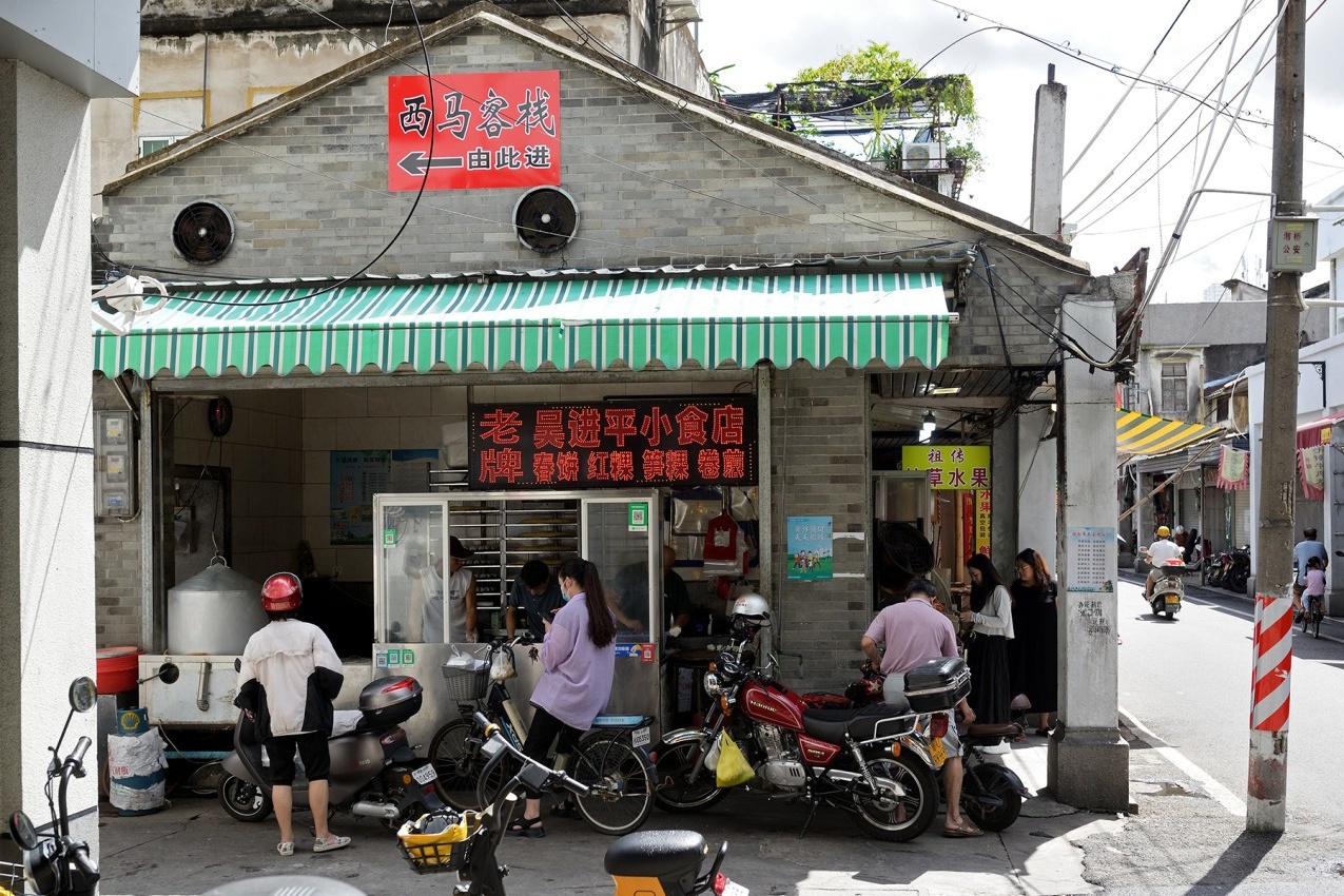  A dynamic shot of the crowded scene in front of Wu Jinping