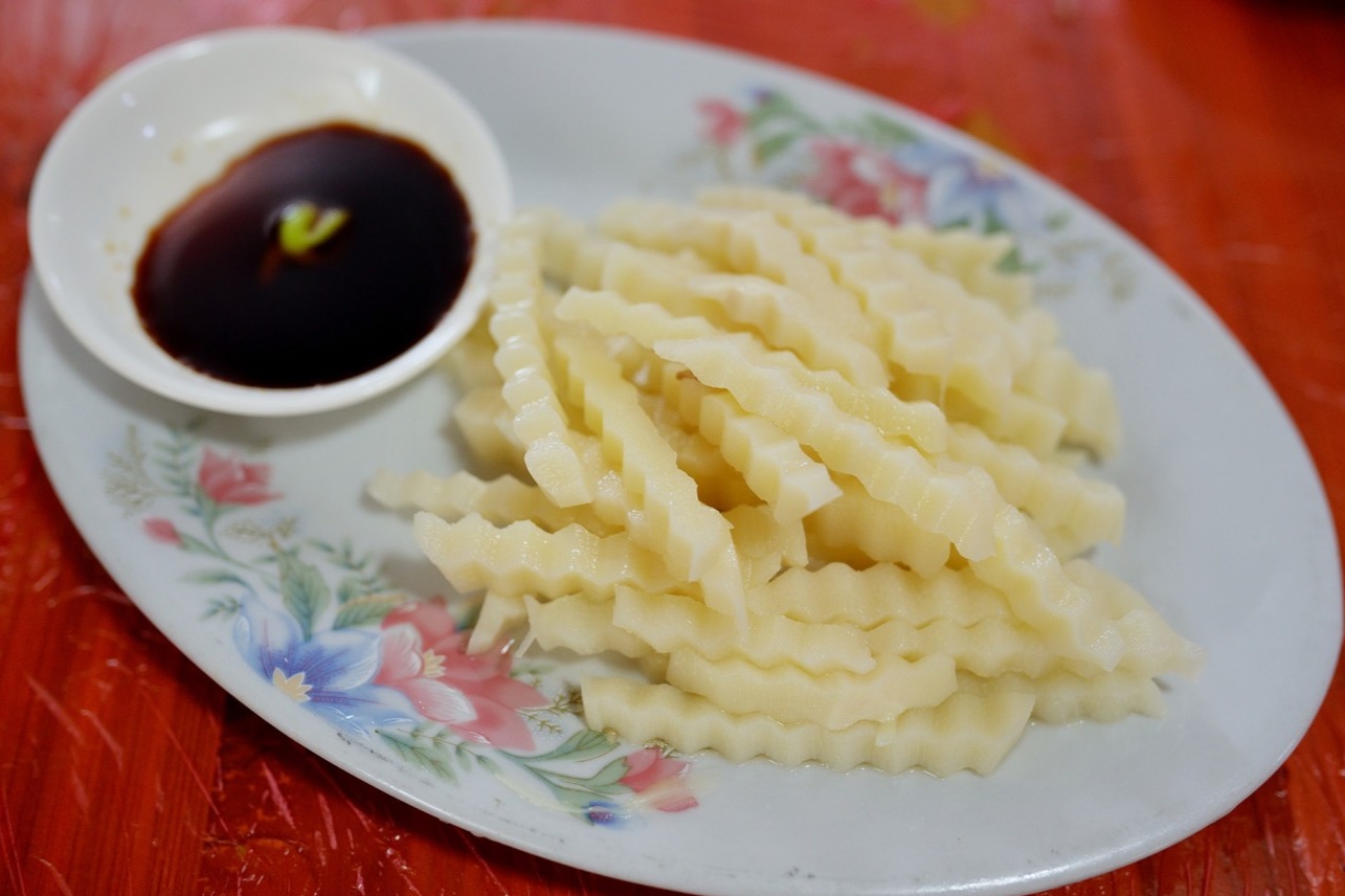  A refreshing and minimalist plate of chilled bamboo shoots