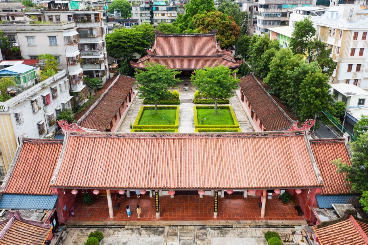  A wide shot of the front of the Confucian Temple