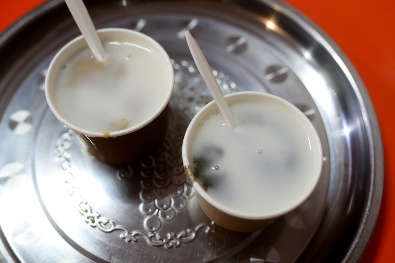  Two traditional Chinese bowls side-by-side