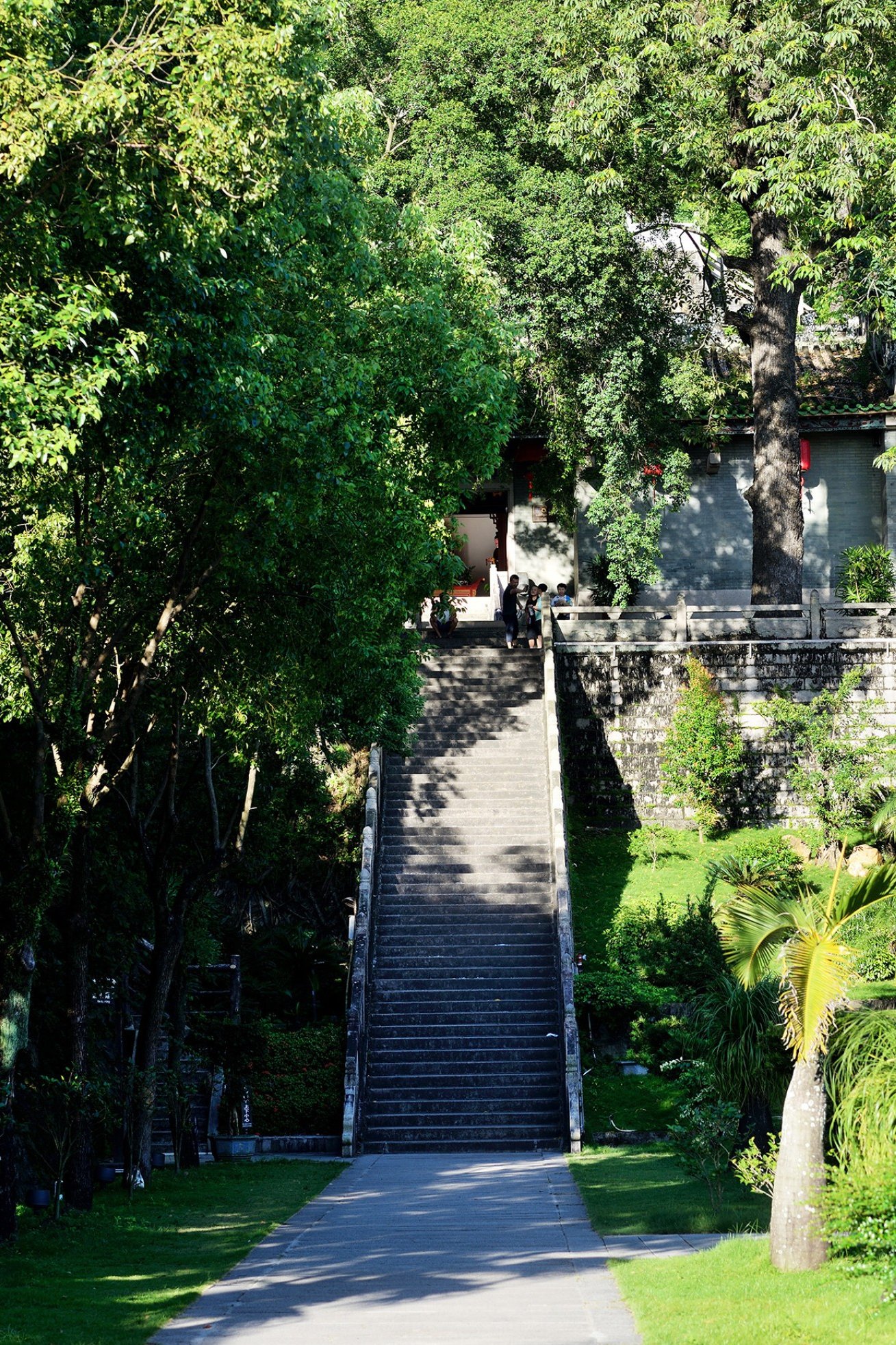  showing the central statue of Han Yu