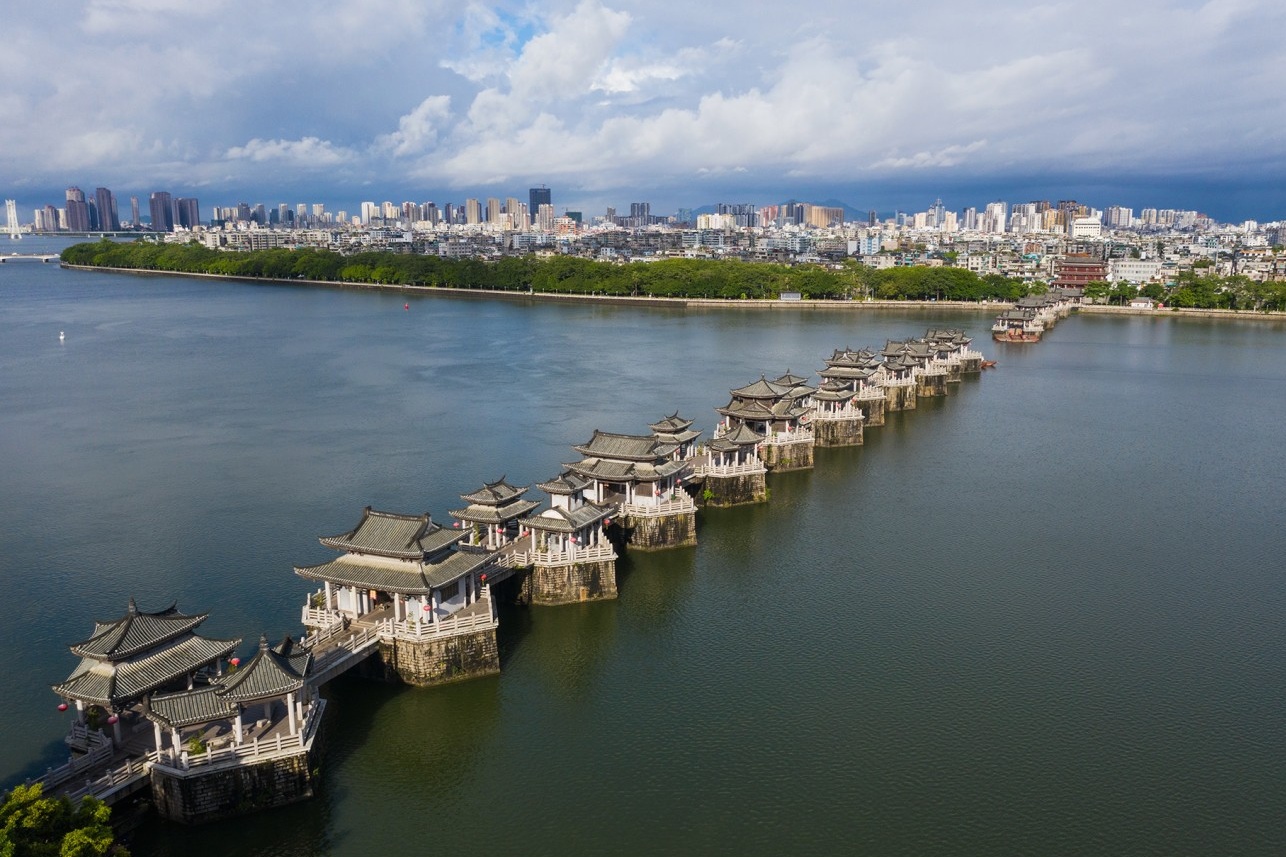  wide panoramic shot of the entire Guangji Bridge spanning the Han River