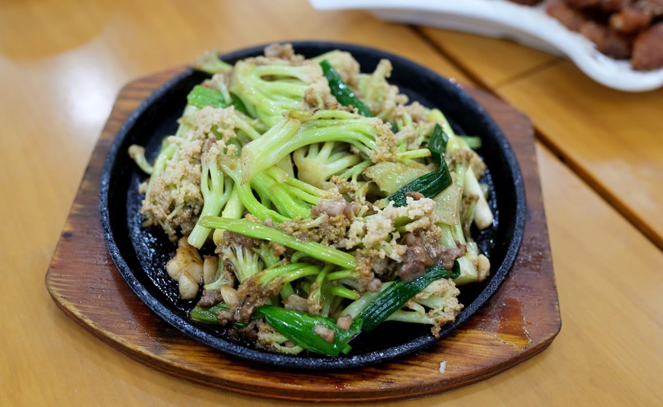 Shrimp paste sizzled Duhuo cauliflower in claypot style