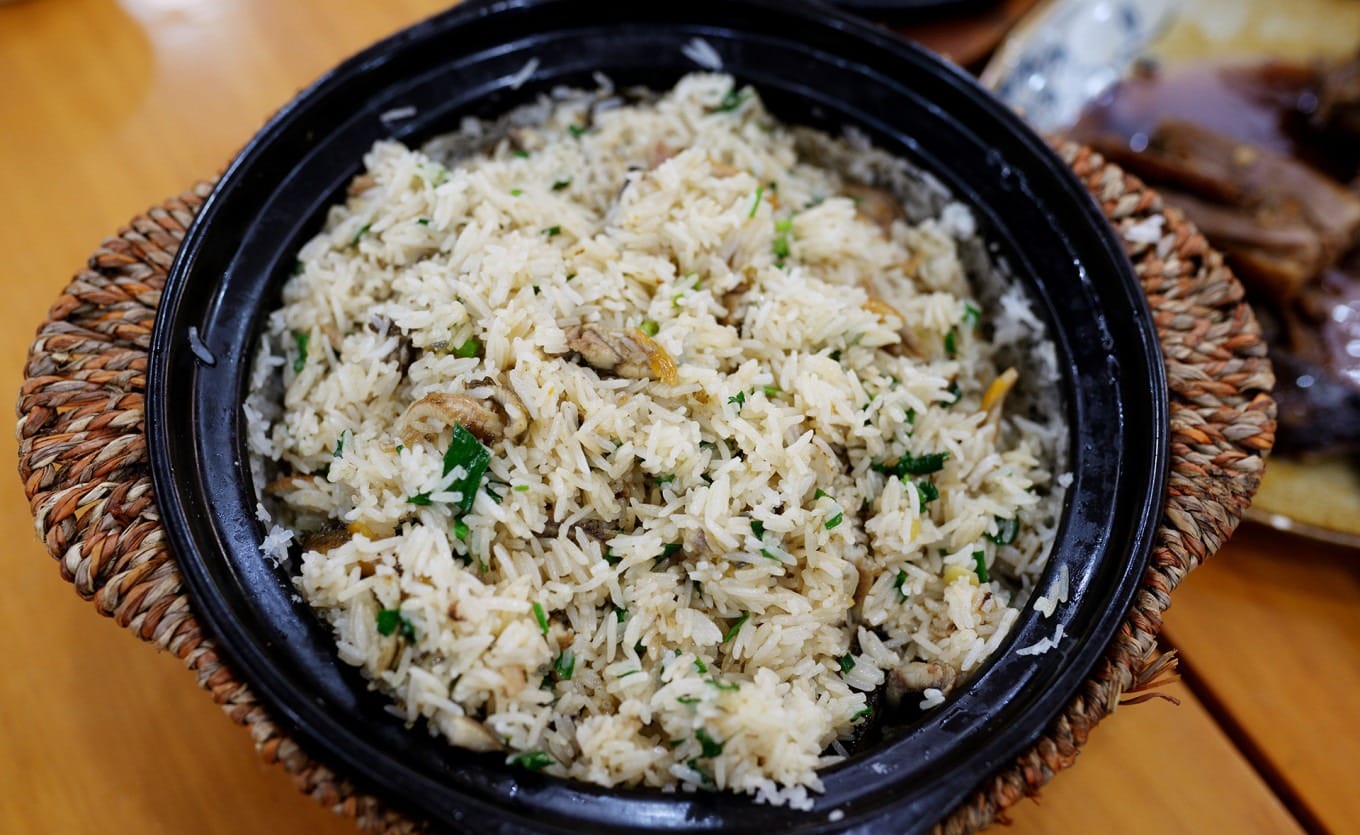 Freshly baked eel claypot rice resting before being opened