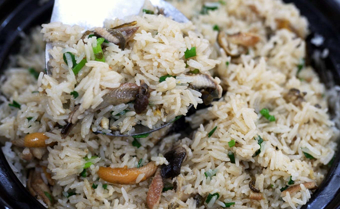 Close-up of Taishan eel claypot rice with crispy rice crust