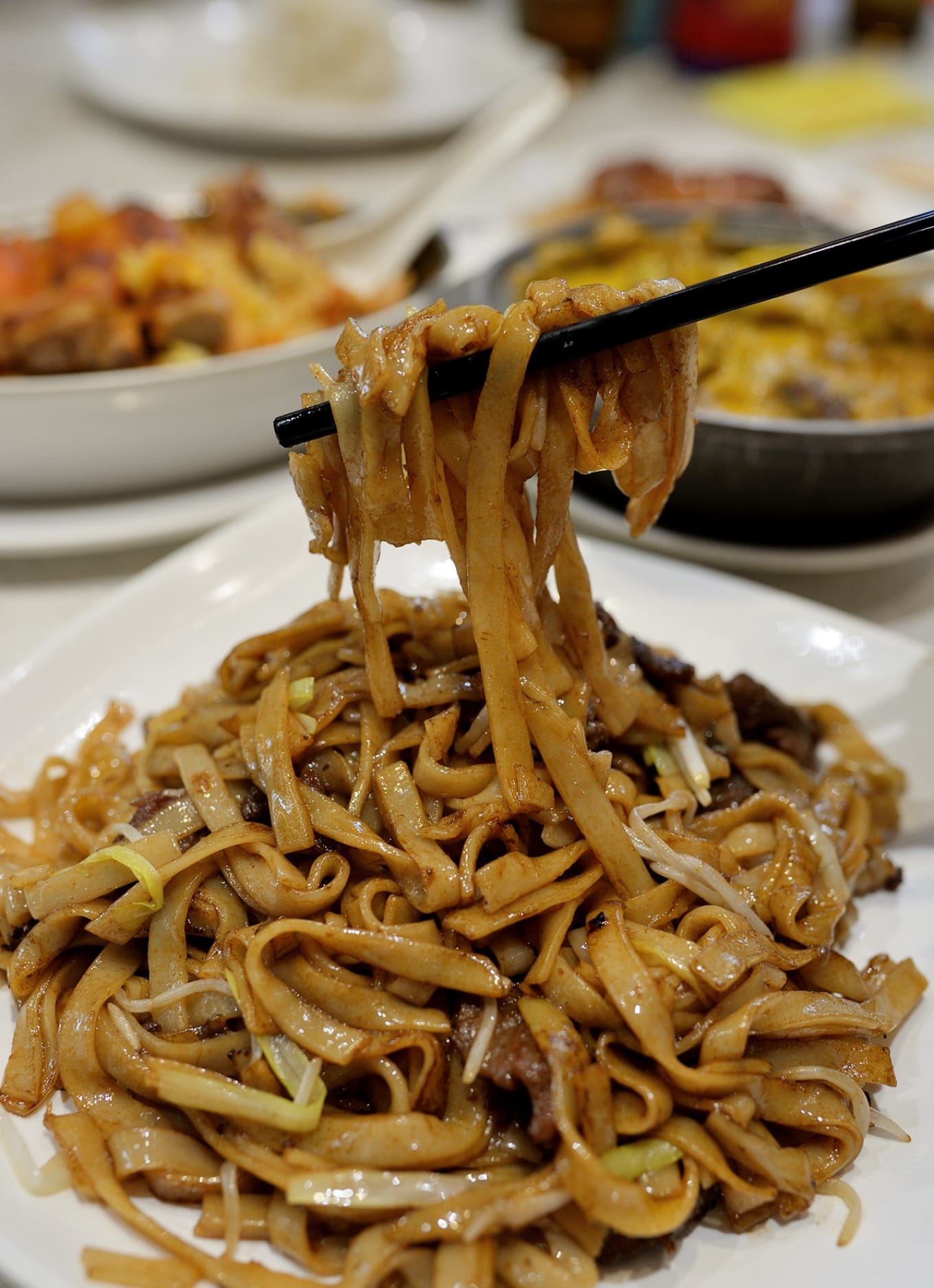 Dry-fried beef ho fun with visible wok hei and tender beef slices