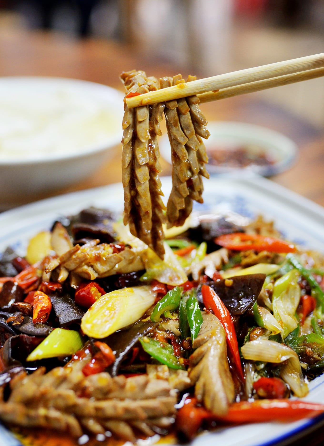 Close-up of Sichuan stir-fried pork kidneys with red chili oil and doubanjiang