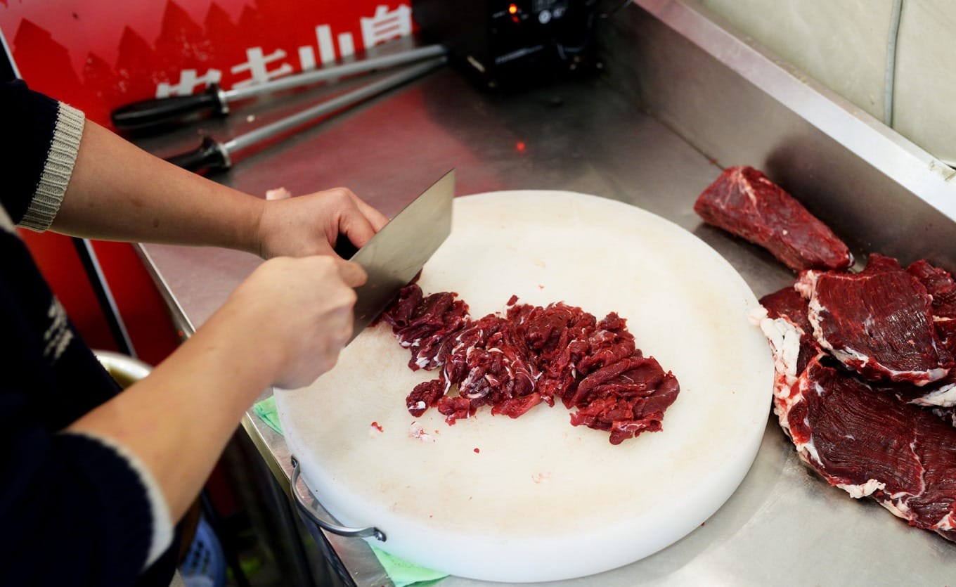 Hand-slicing fresh beef according to Chaoshan culinary traditions