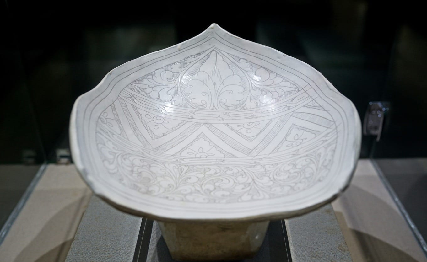 Song Dynasty leaf-shaped ceramic pillow from Guantai Kiln