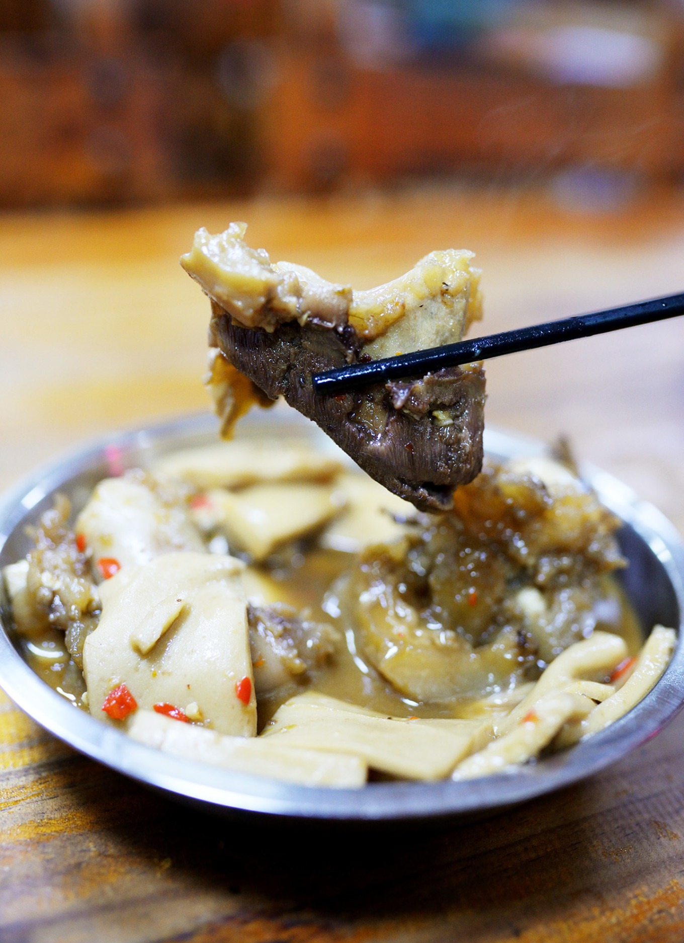 Braised beef trotter pieces coated in rich herbal sauce