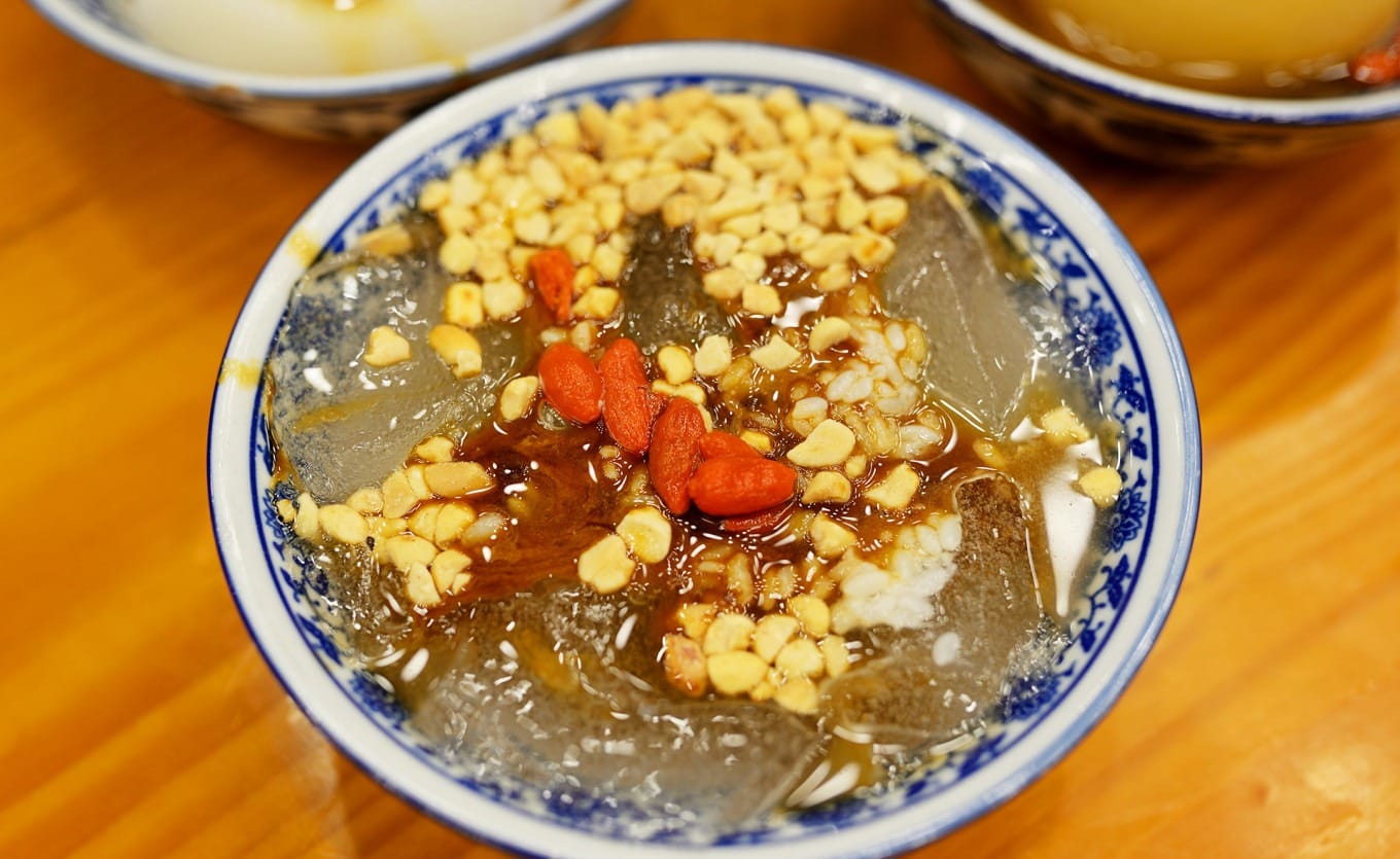 Handmade Sichuan ice jelly topped with brown sugar syrup and peanuts