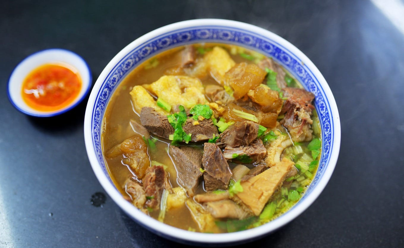 A full bowl of eight-treasure beef offal with assorted cuts