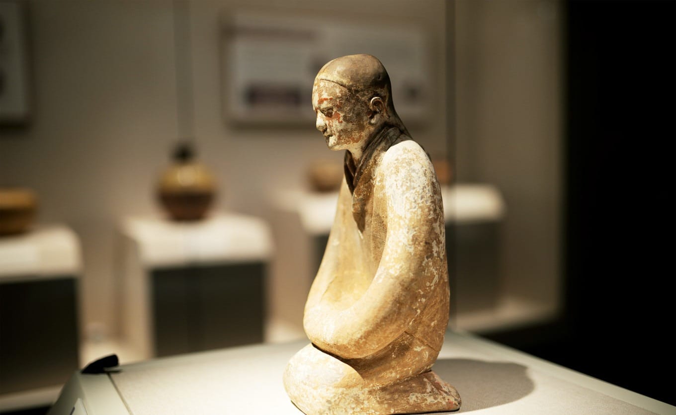 Western Han painted female terracotta figurines wearing shenyi robes