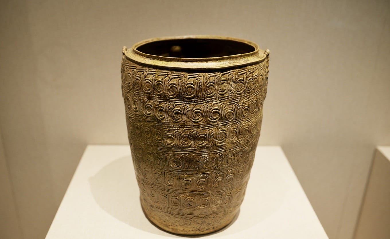 Proto-celadon twin-handled jar with stamped patterns from Spring and Autumn period