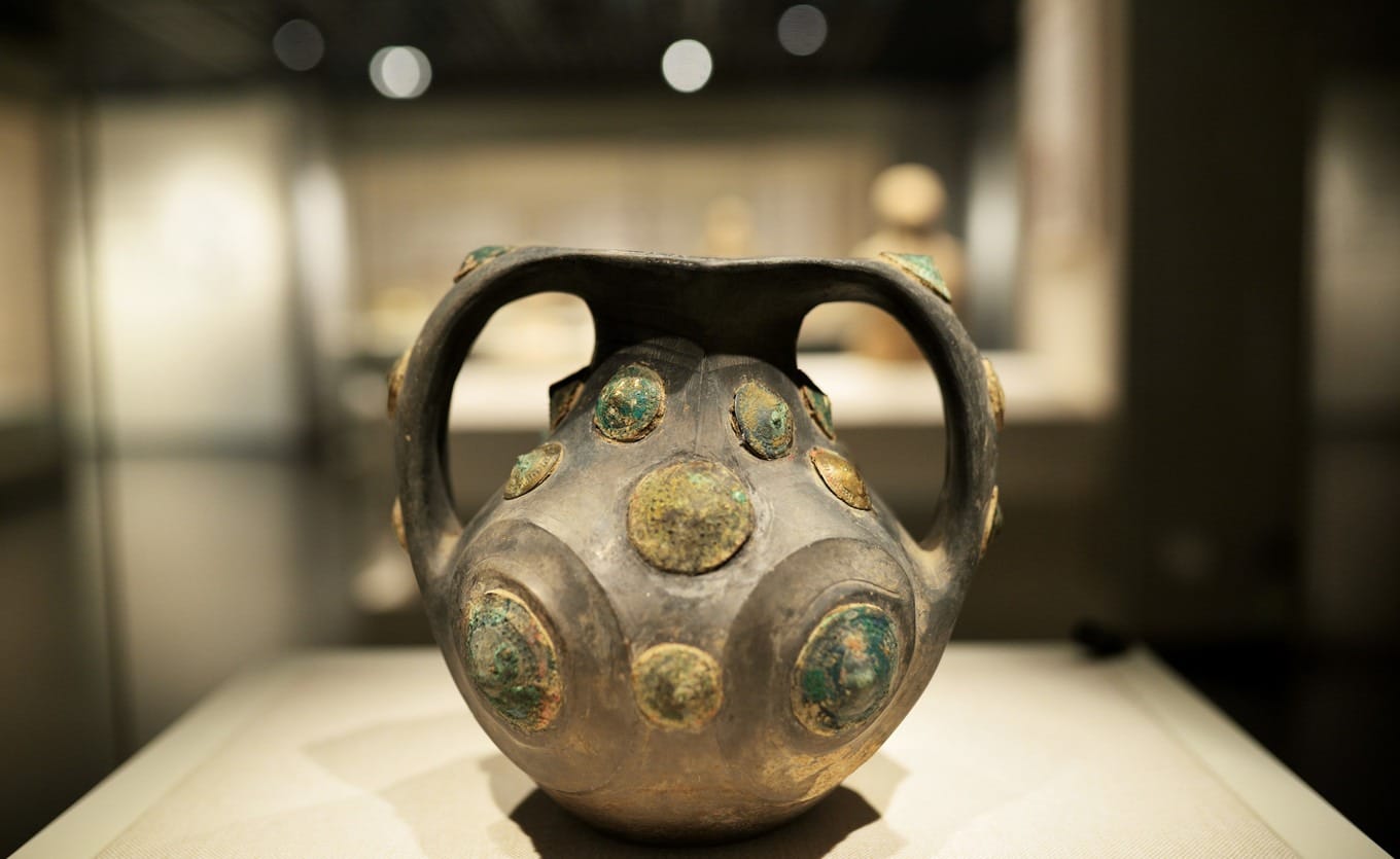 Western Jin green-glazed jar with dragon and phoenix appliqué
