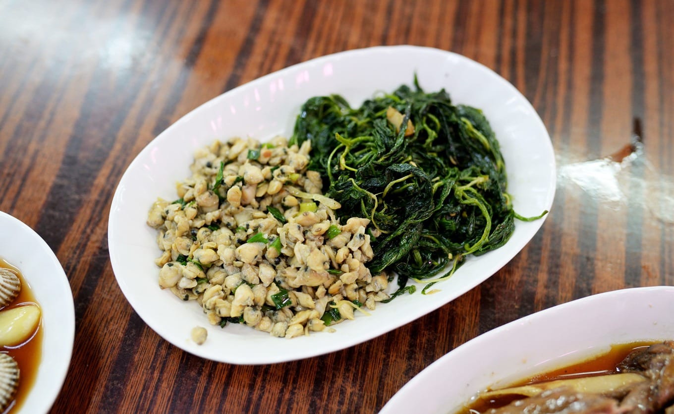 Chaoshan-style red clam meat and stir-fried Mah Ye vegetables