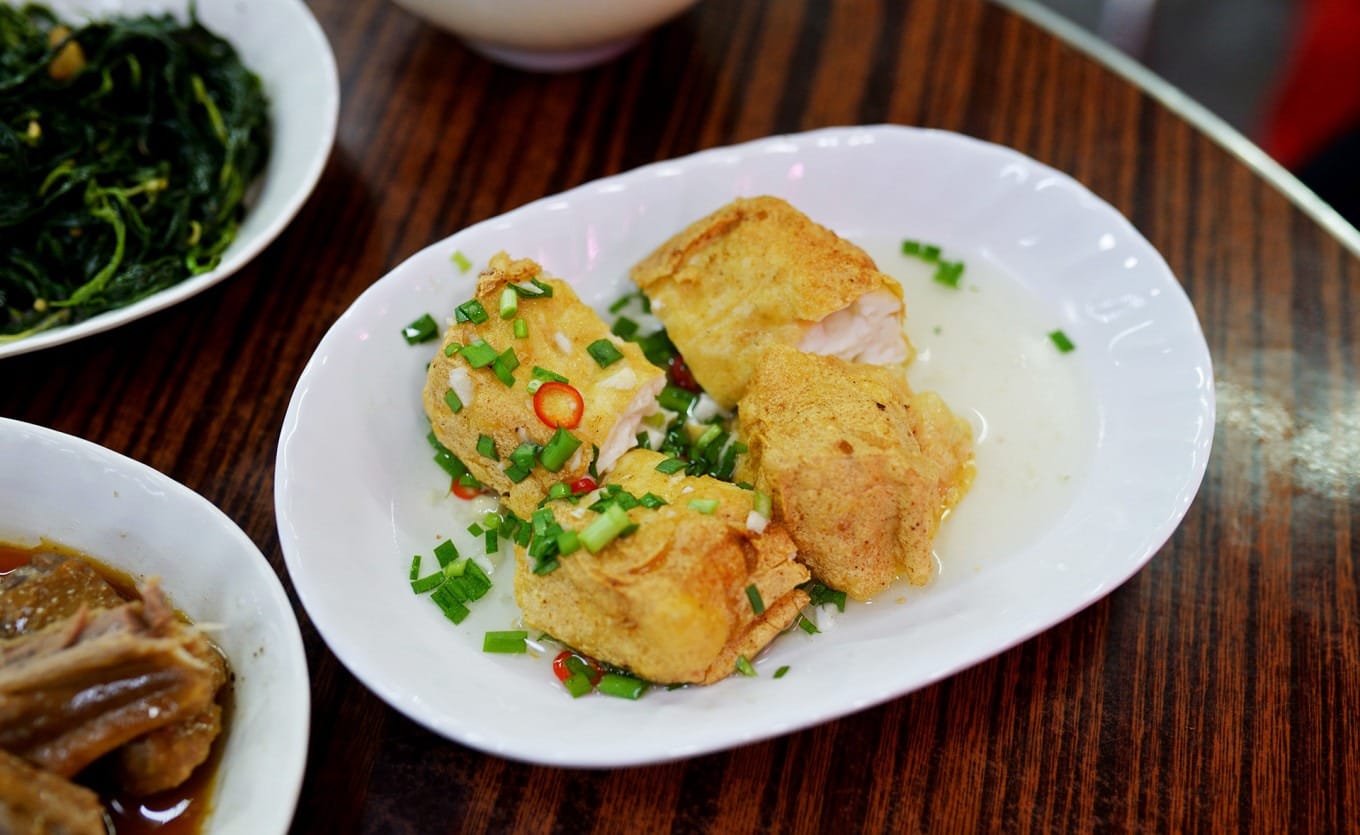 Puning-style fried tofu served with chive saltwater dipping sauce
