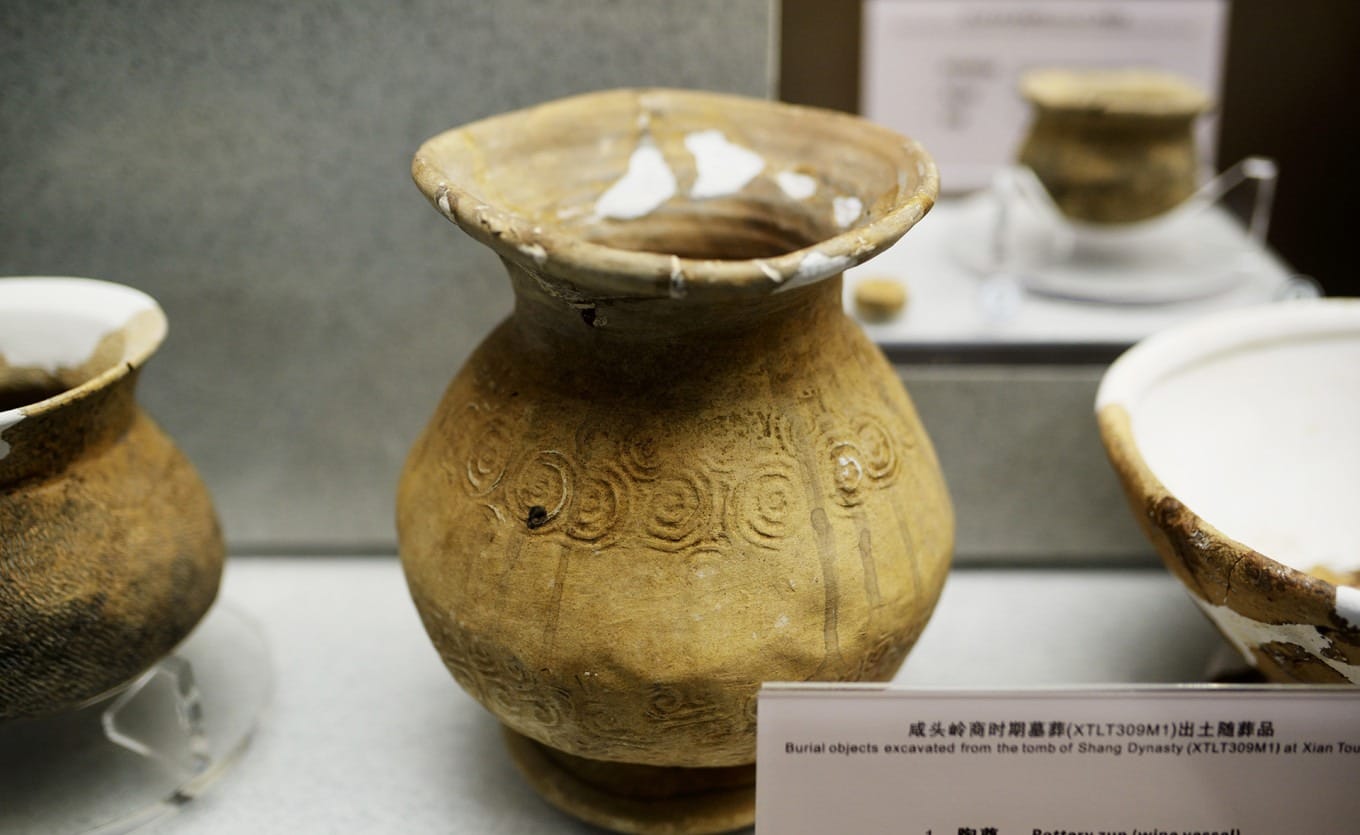 Shang Dynasty pottery zun excavated in Shenzhen showing Central Plains influence