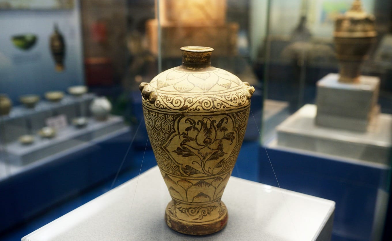 Yuan Dynasty brown-painted peony pattern sutra jar from Shenzhen