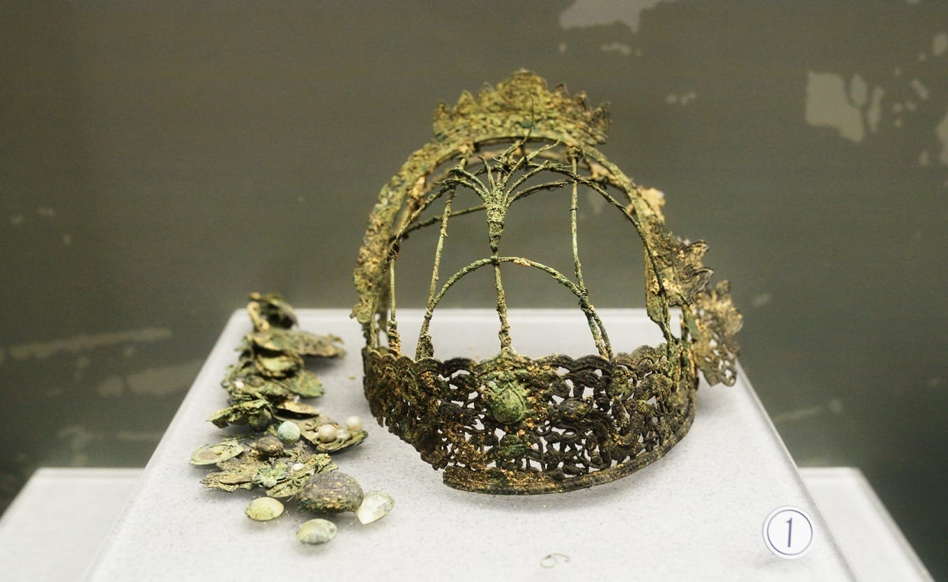 Qing Dynasty copper-wire phoenix crown excavated in Dapeng