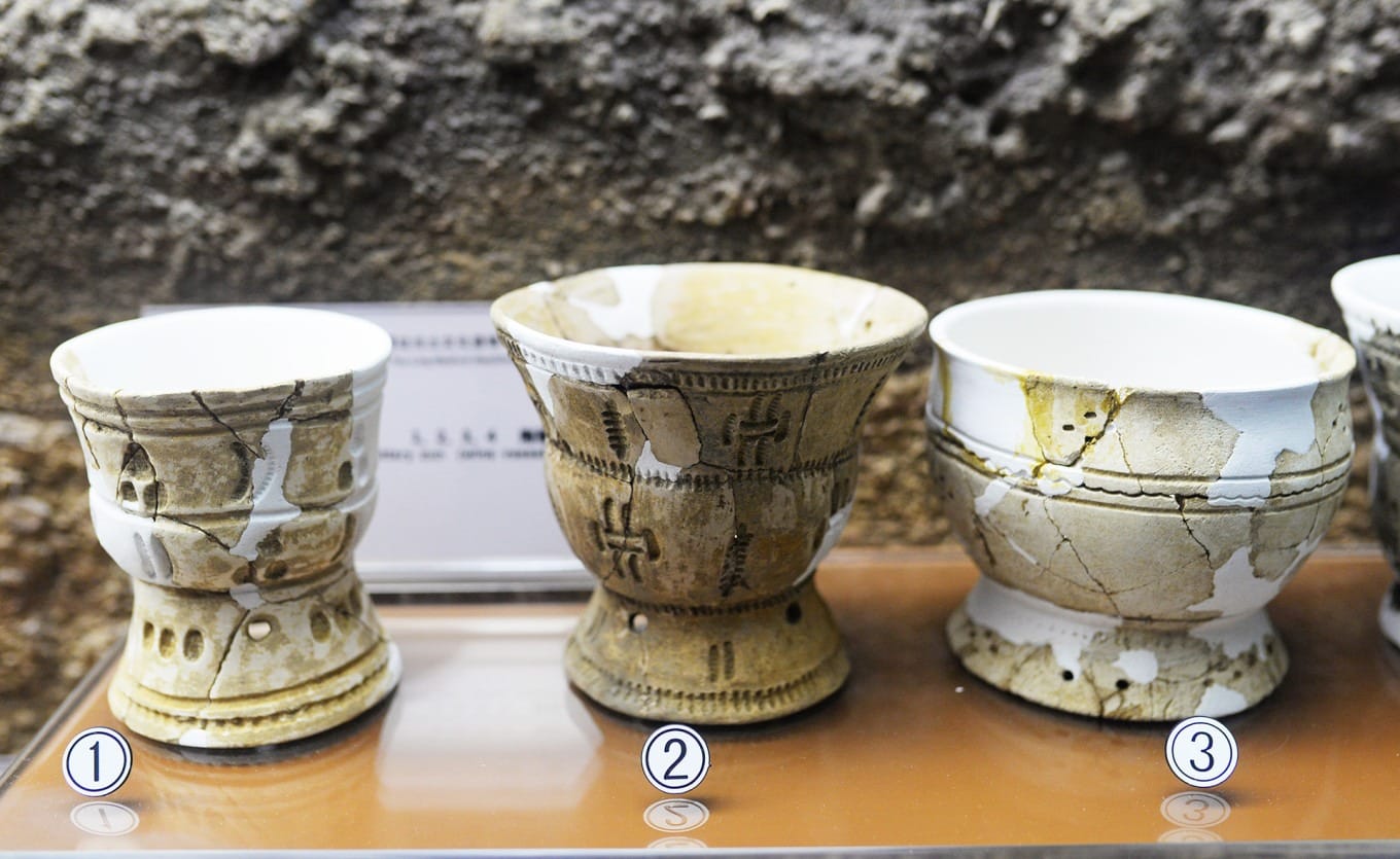 Neolithic pottery zun vessels from Xiantouling archaeological site