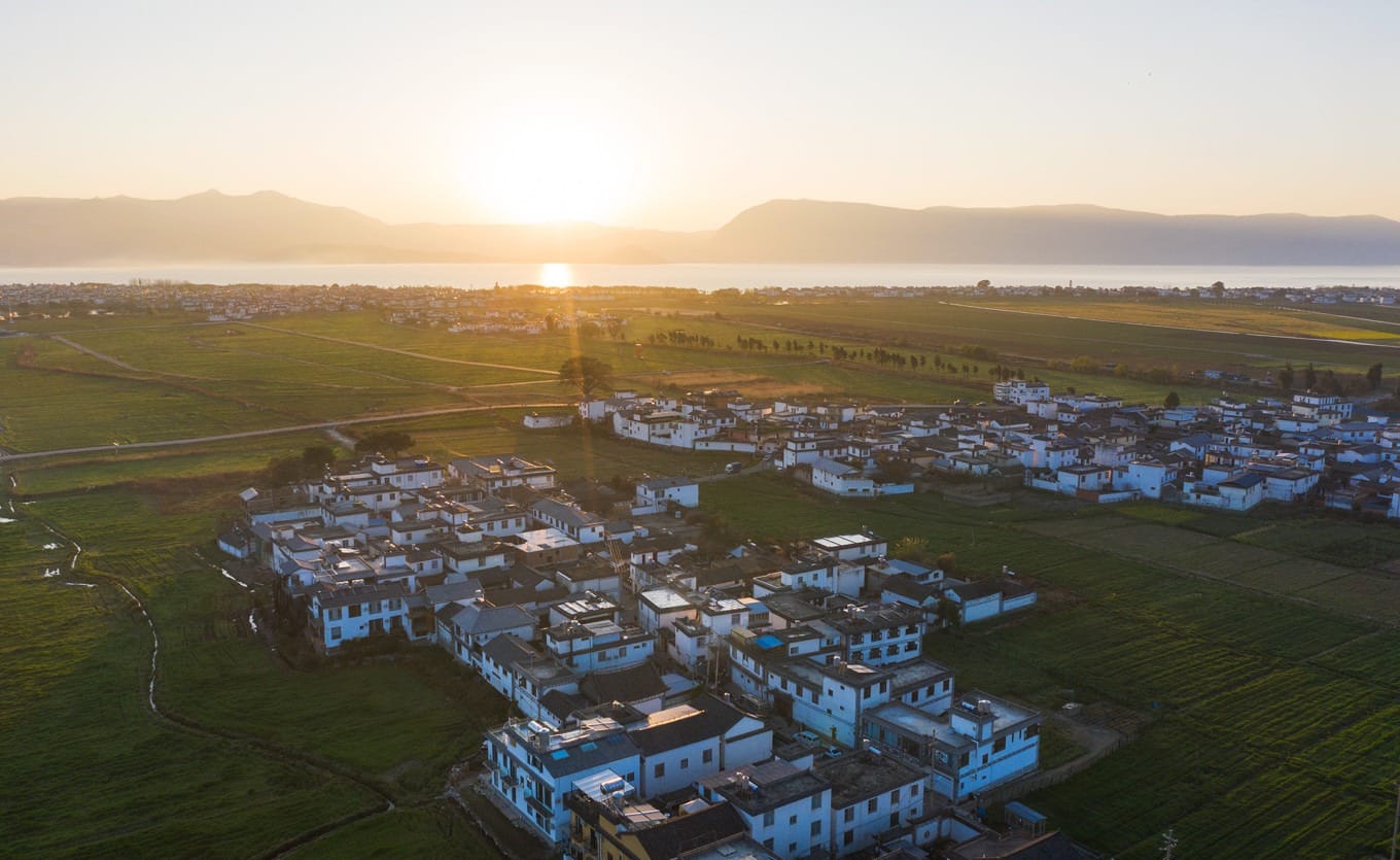 Traditional architecture and quiet lanes in Weishan Ancient Town
