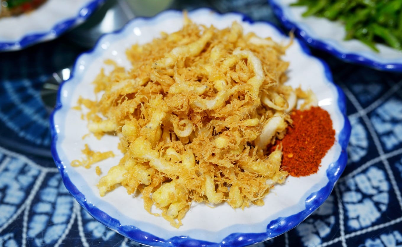 Close-up of stir-fried pomegranate flower calyxes with mashed potato