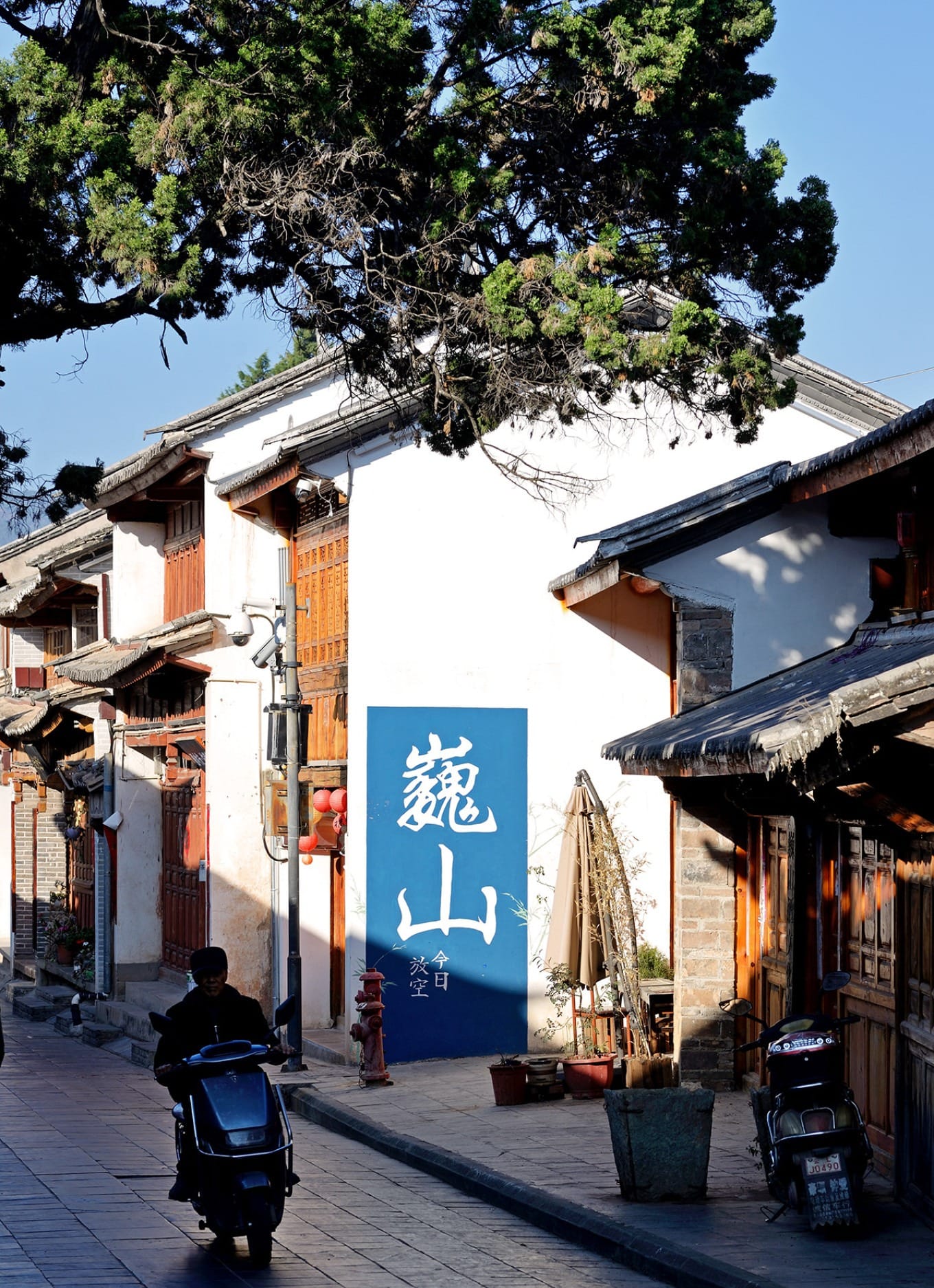 A bustling local street scene in Weishan ancient city