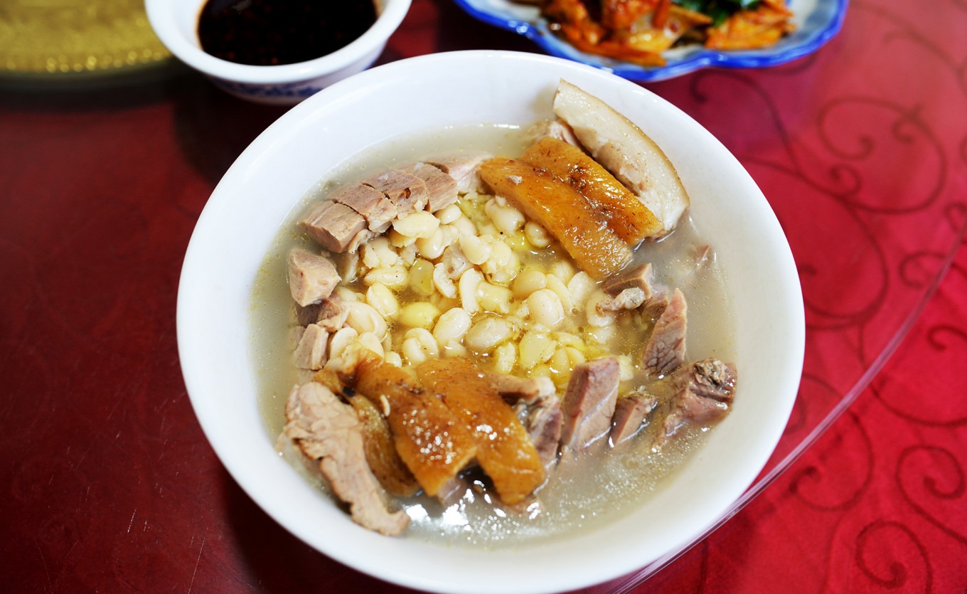 Close-up of stir-fried rice cake with vegetables and seasonings