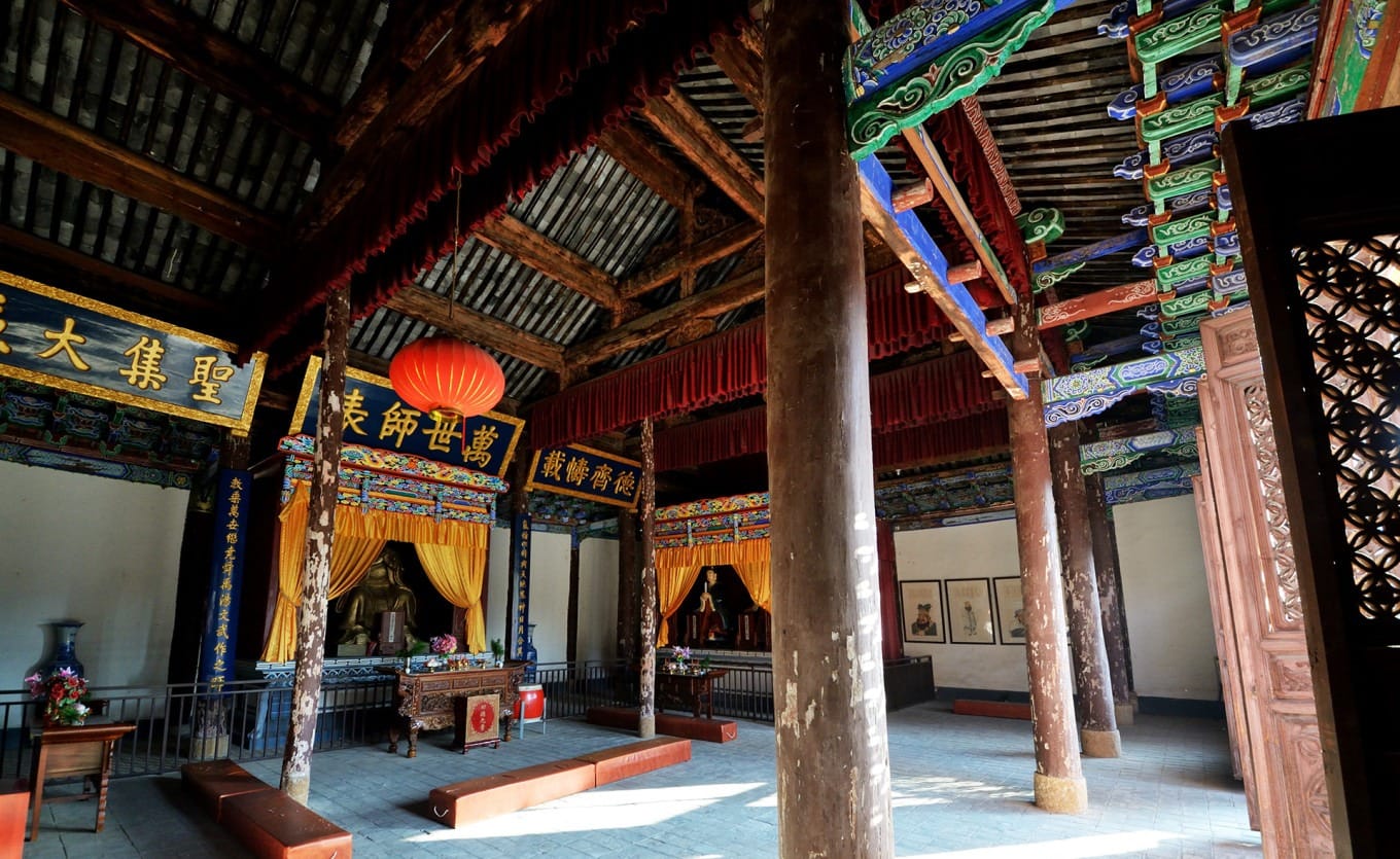 Interior of Dacheng Hall showing Confucius memorial tablet